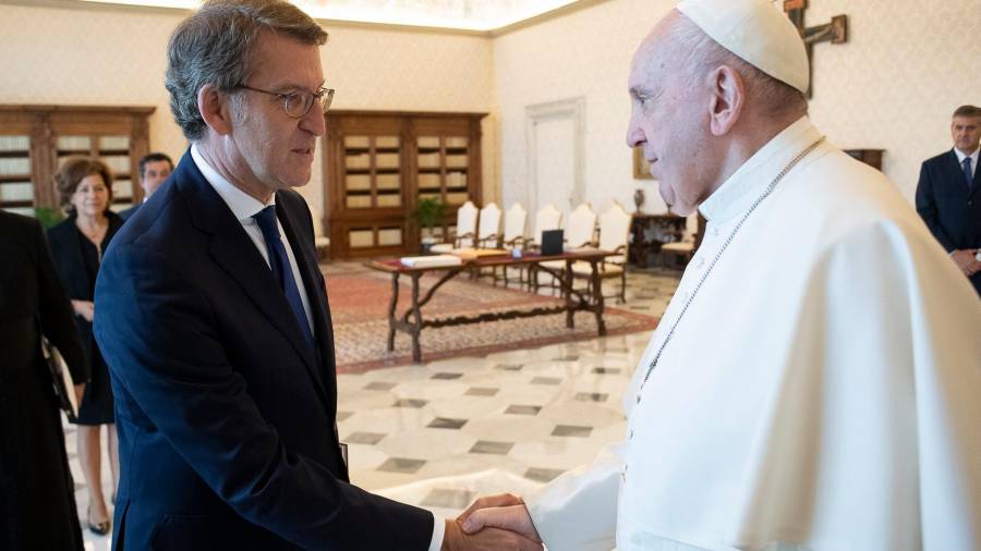 El presidente se despidió del papa con un apretón de manos. Foto: Vatican media