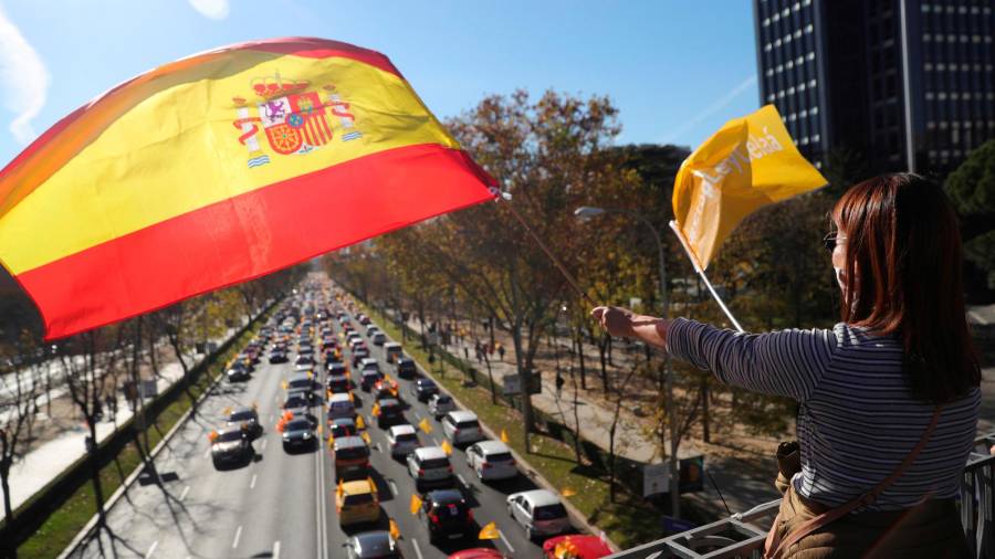 GRAF3443. MADRID, 22/11/2020.- Vista general de la manifestación con vehículos que recorre el Paseo de la Castellana desde Cuzco a Cibeles en Madrid este domingo contra la Ley de Educación (LOMLOE), denominada también 'Ley Celaá', aprobada esta semana en el Congreso. EFE/JuanJo Martín