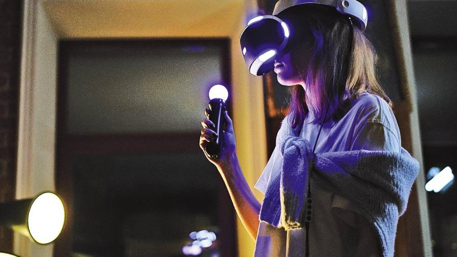 Digital. Una mujer utilizando unas gafas de realidad virtual, teconologías inmersivas destinadas al ocio. Foto: ECG