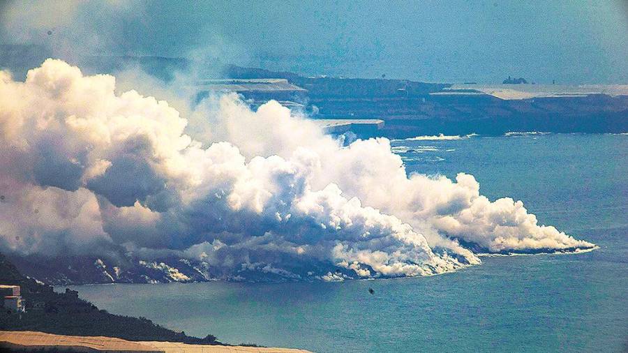 Vista de la nube tóxica formada por el contacto de la lava de Cumbre Vieja con el mar. Foto: EP
