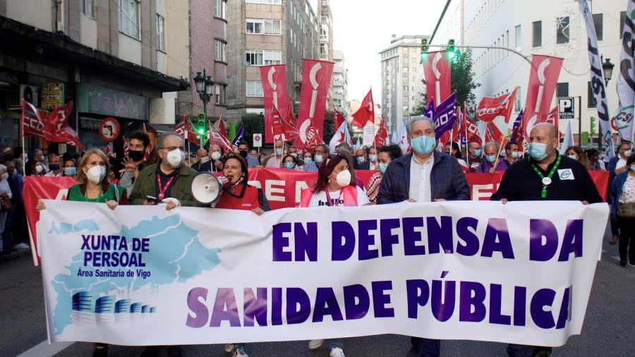 Multitudinaria manifestación celebrada este jueves por las calles de Vigo en defensa de la Sanidad Pública y por la mejora de la atención primaria. Foto: Efe/Salvador Sas