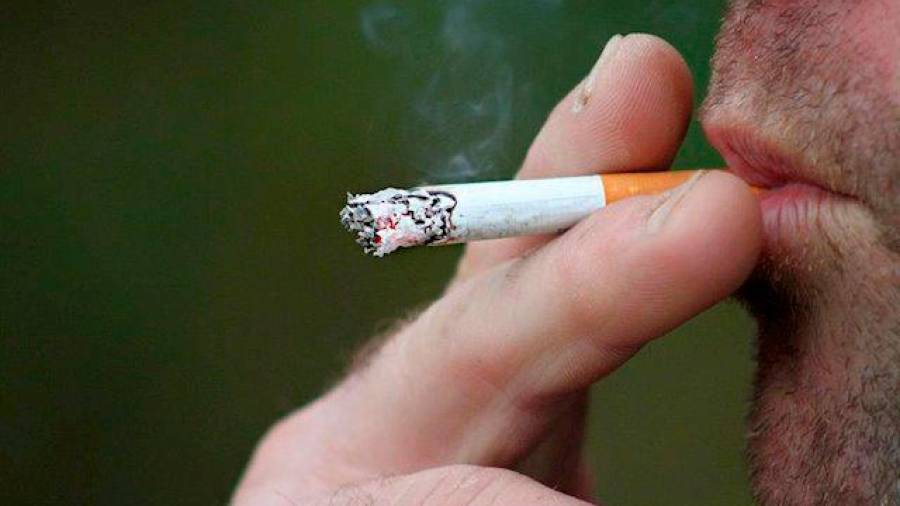 Sanidad dice que los cigarrillos pueden transmitir la covid-19 y aconseja no fumar en ambientes sociales