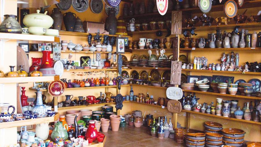 la cerámica de buño está presente en numerosas tiendas de esta localidad del Concello de Malpica de Bergantiños que ha luchado por mantener vivo el oficio. Foto: Paula Amati