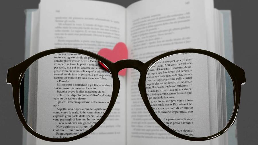 SALUD. Plano de unas gafas de aumento sobre un libro abierto. Foto: Pixabay
