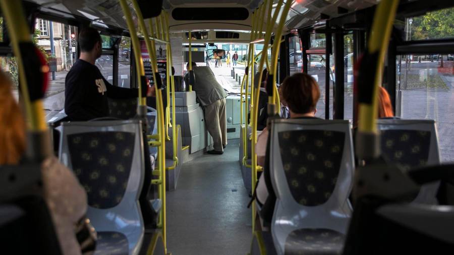 Pasajeros en un bus urbano FOTO: XUNTA
