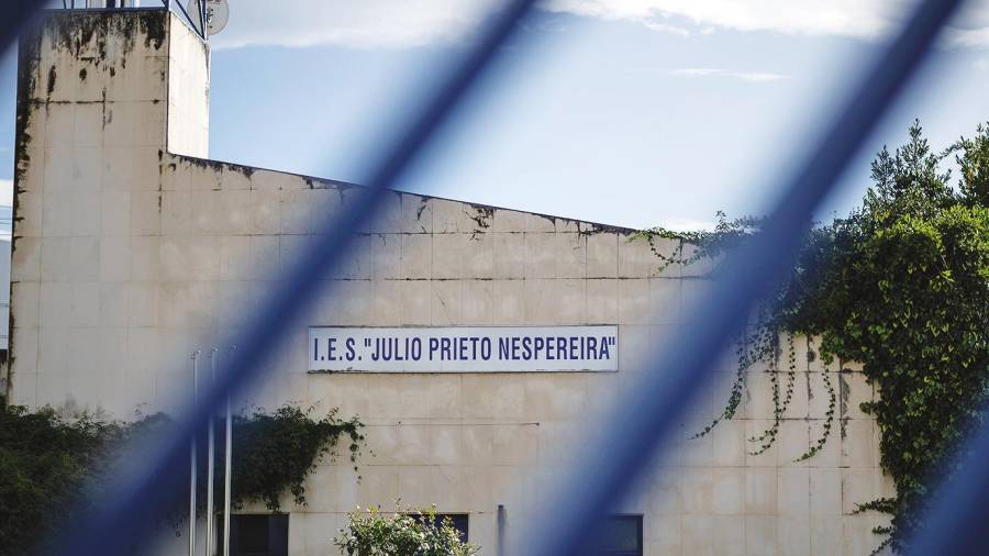 consternación. Vista exterior del centro en Ourense. Foto: Brais Lorenzo - EFE