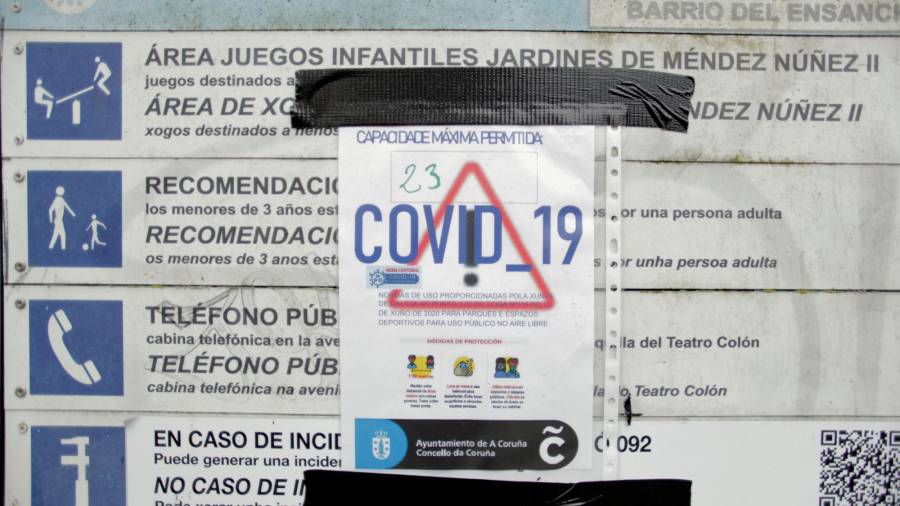 Un cartel situado en un parque infantil de A Coruña informaba del número de personas máximo permitido, ayer lunes. EFE/ Cabalar