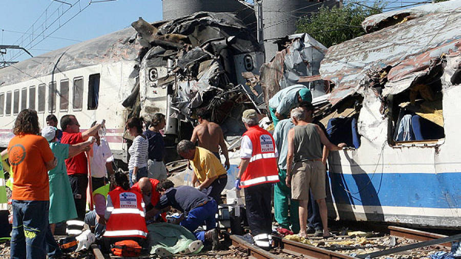 Se eleva a seis la cifra de muertos tras descarrillar un tren en Palencia
