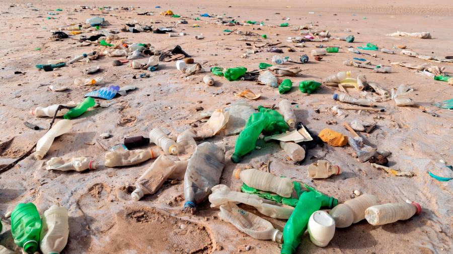 Unha praia senegalesa repleta de vellas botellas de plástico. Foto: Efe