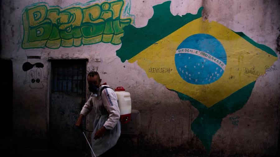 Trabajos de desinfección en Brasil durante la pandemia. Foto: André Lucas.