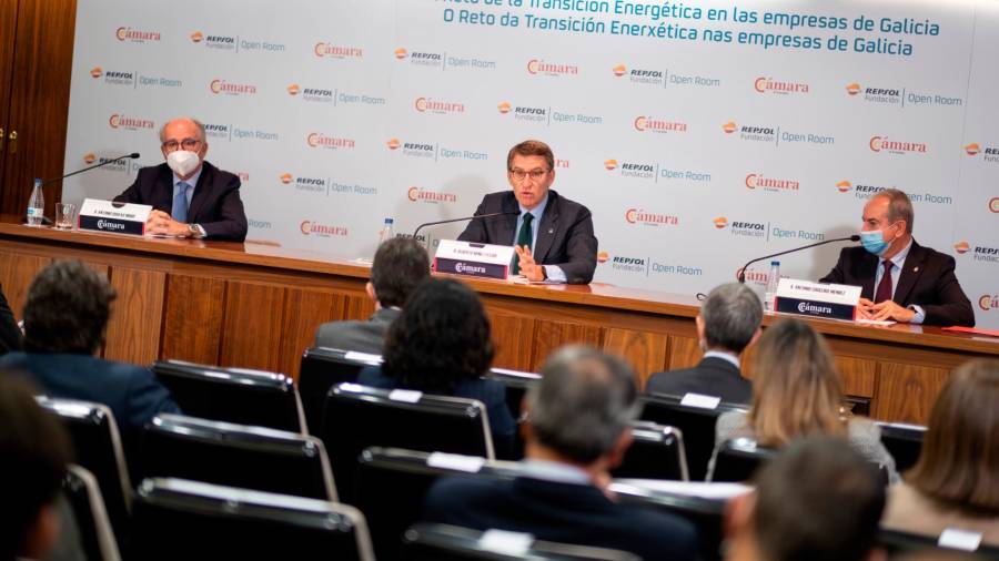 El presidente gallego, Alberto Núñez Feijóo (c) durante las jornadas El reto de la Transición Energética en las empresas de Galicia, organizada por la Fundación Repsol en colaboración con la Cámara de Comercio de A Coruña.
