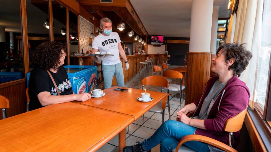 DENTRO DOS BARES. A cafetería Del Palacio, en San Sadurniño, xa abriu onte o seu interior ao público. Foto: César Galdo para Concello de San Sadurniño