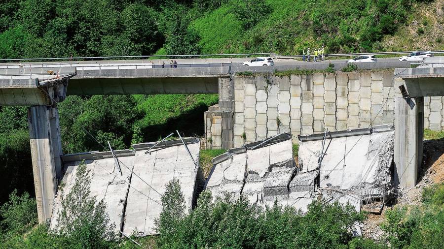Estado que presentaba ayer el viaducto O Castro, en la autovía A-6, tras colapsar la pasada semana. Foto: Gallego