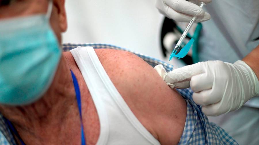 dosis. Un hombre recibe la vacuna de Pfizer en el pabellón de Expocoruña. Foto: M. Fuentes