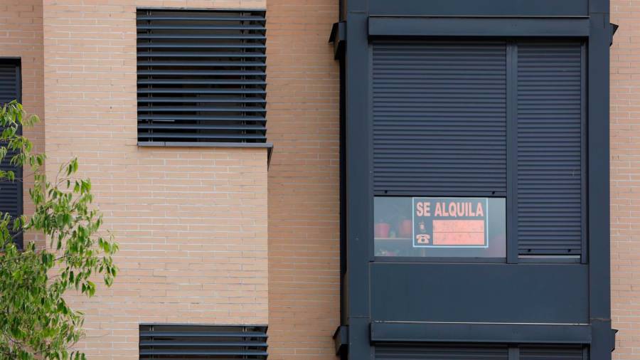 En la fachada de un edificio se ve un cartel de ‘Se Alquila’ bajo la persiana de uno de los pisos. FOTO: Jesús Hellín