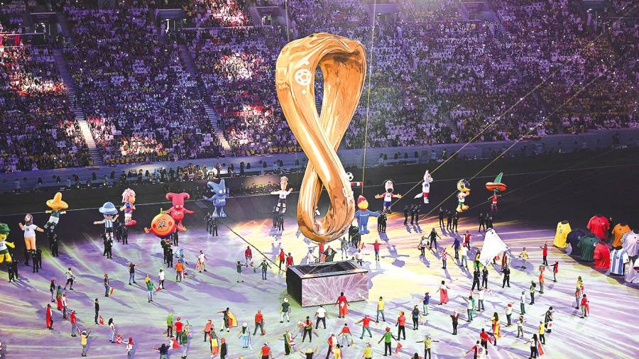 CEREMONIA de inauguración del Mundial de Catar 2022, que arrancó este domingo en el estadio Al Bayt. Fotos: R. Michael 