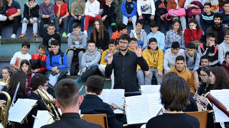 A Xove Banda de Valga ofreceu un concerto didáctico no instituto