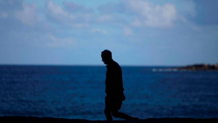 Un hombre caminaba este jueves por la playa de Riazor, en A Coruña, en una jornada en la Agencia Estatal de Meteorología (AEMET) ha presentado el resumen climático del invierno de 2021, la situación del balance hídrico y la predicción estacional para el trimestre de abril, mayo y junio. Foto: EFE/Cabalar