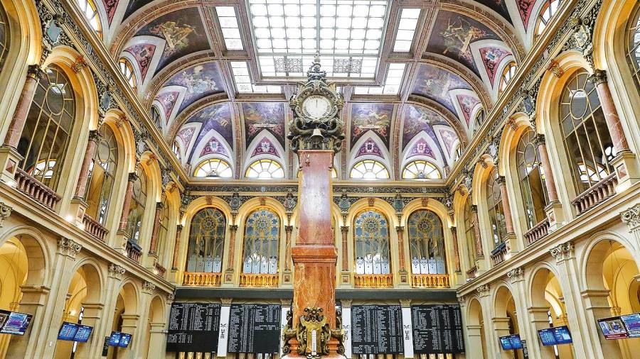 Espectacular vista del interior de la Bolsa de Madrid, con sus ventanales y paneles con las cotizaciones. Foto: E. P.