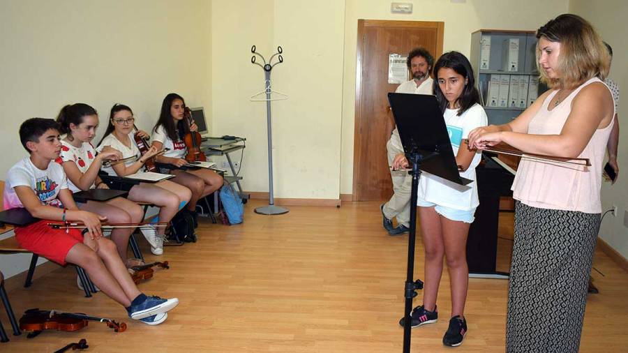 Trece alumnos asisten no Auditorio á Masterclass de viola e violín impartida pola solista internacional Natalia Arestova