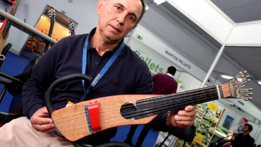 Un luthier portugués elabora guitarras sin madera, sólo con corcho y resinas
