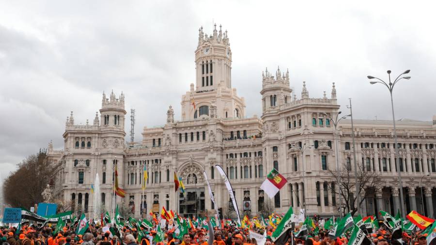 Varios manifestantes con pancartas y banderas, en la Plaza de Cibeles, durante la marcha ‘20M’, a 20 de marzo de 2022, en Madrid (España). Los organizadores de esta convocatoria, denominada como ‘20M’, son Asaja, COAG, UPA, Real Federación Española de Caza (RFEC), Oficina Nacional de la Caza (ONC), Alianza Rural, Unión de Criadores del Toro de Lidia (UCTL), Federación Nacional de Comunidades de Regantes de España (Fenacore) y Cooperativas Agro-alimentarias. Esta multitudinaria marcha reivindica un futuro mejor para el mundo rural y las actividades que lo sustentan. Más de 1500 autobuses con manifestantes han venido de toda España. // Isabel Infantes / Europa Press 20/03/2022
