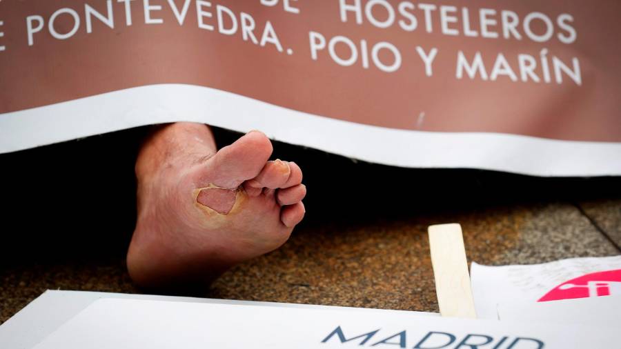 Protesta ante el Congreso de siete hosteleros gallegos tras caminar 15 días hasta Madrid