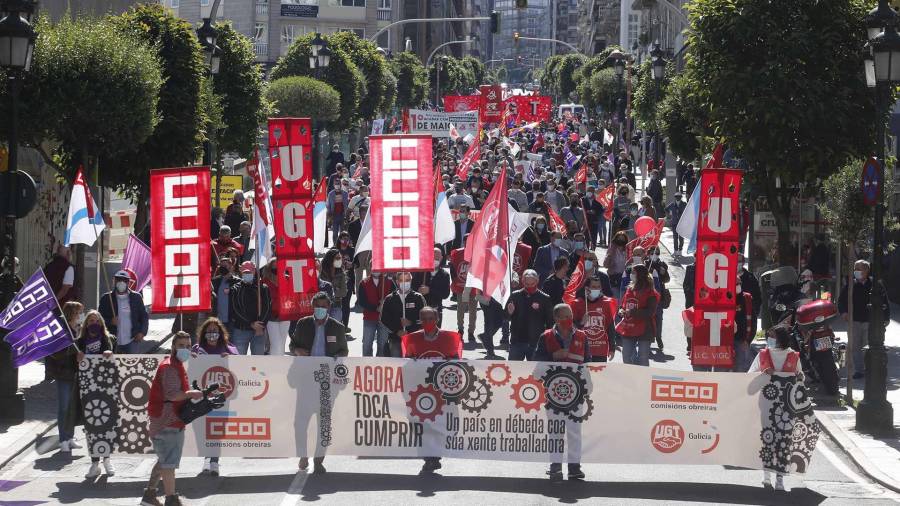 Miles de personas se movilizaron en Vigo en la manifestación principal en Galicia de este Primero de Mayo. EUROPA PRESS
