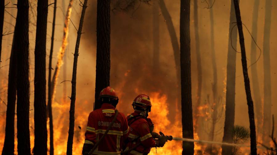 Oleiros (Portugal), 26/07/2020.- Los bomberos luchan contra el fuego forestal declarado en Oleiros, Castelo Branco, en el centro de Portugal. EFE/EPA/PAULO CUNHA