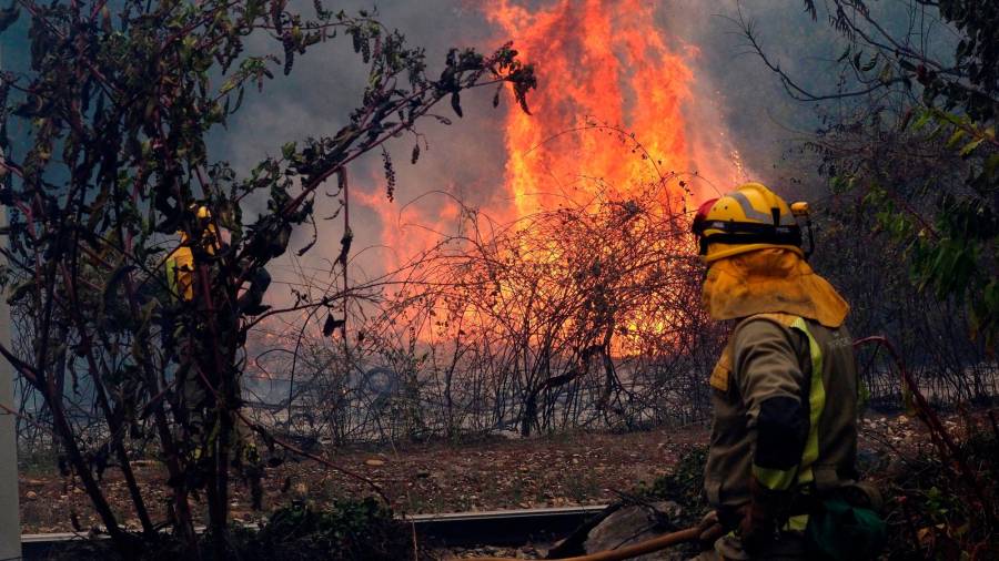 SAN CLODIO (LUGO), 06/09/2021.- Labores de extinción del incendio forestal declarado en la zona de San Clodio, en Lugo, con varios focos activos, que ha llegado incluso cerca de algunos pueblos. EFE/Eliseo Trigo