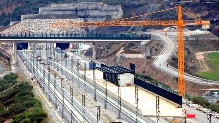 Obras de la línea de alta velocidad ferroviaria, en concreto de la nueva estación Porta de Galicia en A Gudiña, Ourense. Foto: Almara