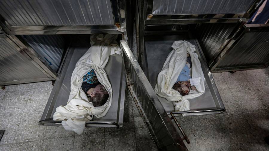 16 de maio de 2021, Territorios palestinos, cidade de Gaza: os palestinos inspeccionan os corpos de nenos palestinos que foron asasinados nun ataque aéreo israelí, no medio do intenso estalido da violencia israelí-palestina. Foto: Mohammed Talatene / dp
