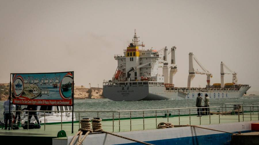 24 de marzo de 2021, Egipto, Suez: un barco navega a lo largo de la vía fluvial del Canal de Suez después de la reanudación del tráfico de navegación tras el reflotamiento parcial del “Ever Given”, un buque portacontenedores operado por Evergreen Marine Corporation. La estatal Autoridad del Canal de Suez (SCA) informó que ocho remolcadores están tratando de mover el superpetrolero panameño después de que encalló en el extremo sur del Canal de Suez y bloqueó el tráfico en ambas direcciones. El barco giró de costado en el Canal, mientras se dirigía de China a Rotterdam, debido a la visibilidad reducida que resultó de una tormenta de polvo que azotó el área, según SCA. Foto: Ahmed Shaker / dpa