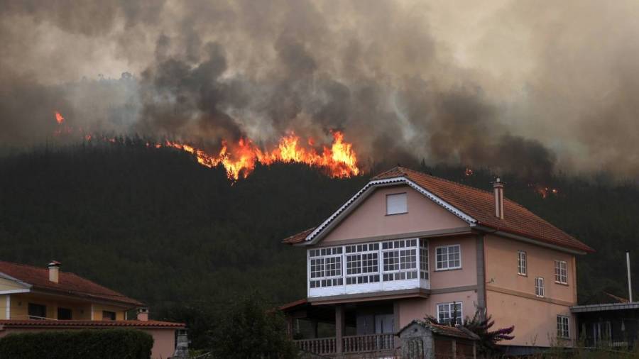 Galicia en jaque por 14 incendios que amenazan a la población