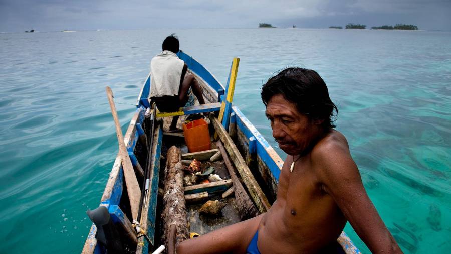 PANAMÁ. Indios Kuna en Panamá, nunha barca. Foto: J.T.