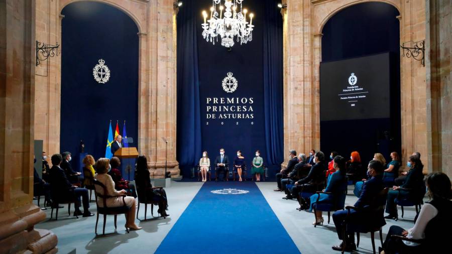 Un momento de la ceremonia de entrega de los Premios Princesa de Asturias, que este año se celebró sin público y sin alguno de los premiados, en el Hotel Reconquista. Foto: Ballesteros