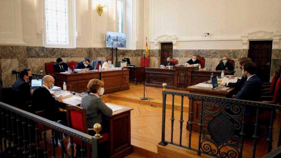 En la Sala de lo Social del TSXG, los abogados de los trabajadores, a la izquierda arriba, de la Xunta de Galicia, a la izquierda abajo, y de la empresa, a la derecha, con el Tribunal de frente. Foto: Efe/Cabalar POOL