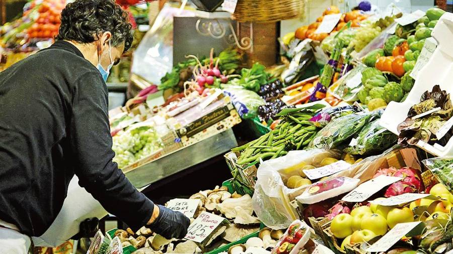 Un espectacular puesto de frutas y verduras en un mercado madrileño. Foto: Europa Press