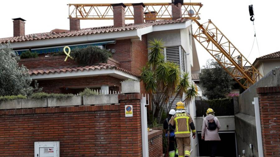 Un operario muerto y otro herido al caer una grúa de una obra en Barcelona