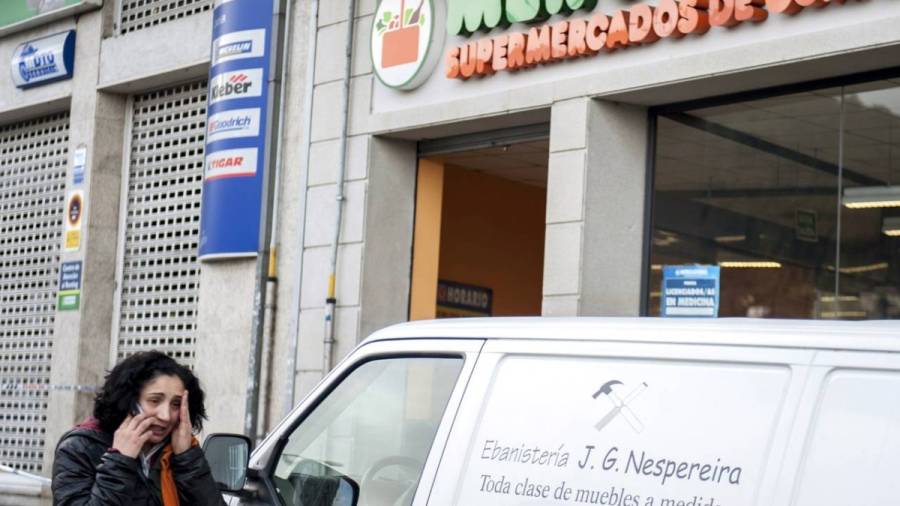Un hombre irrumpe a tiros en un supermercado de Ourense