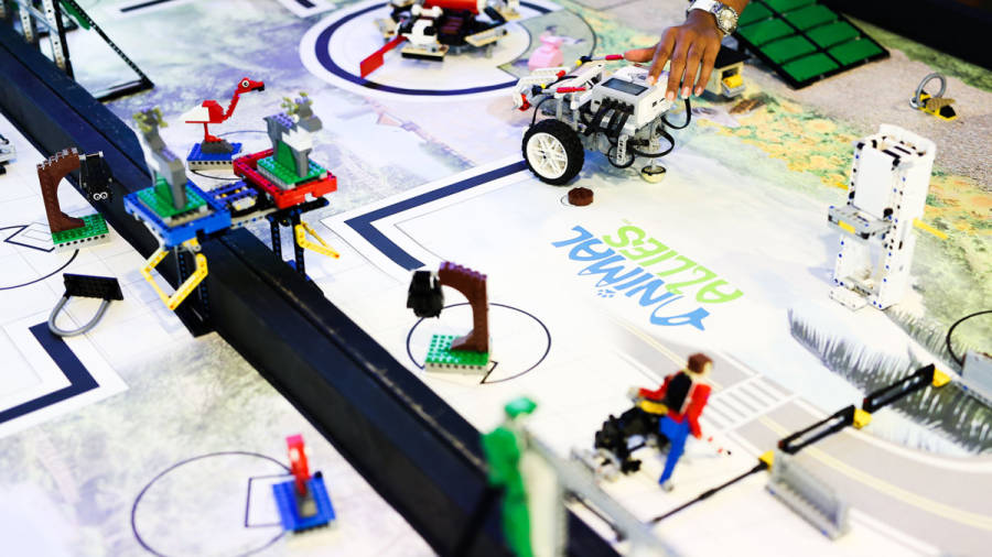 La robótica y Lego se dan la mano para fomentar la vocación científica y los valores entre los jóvenes