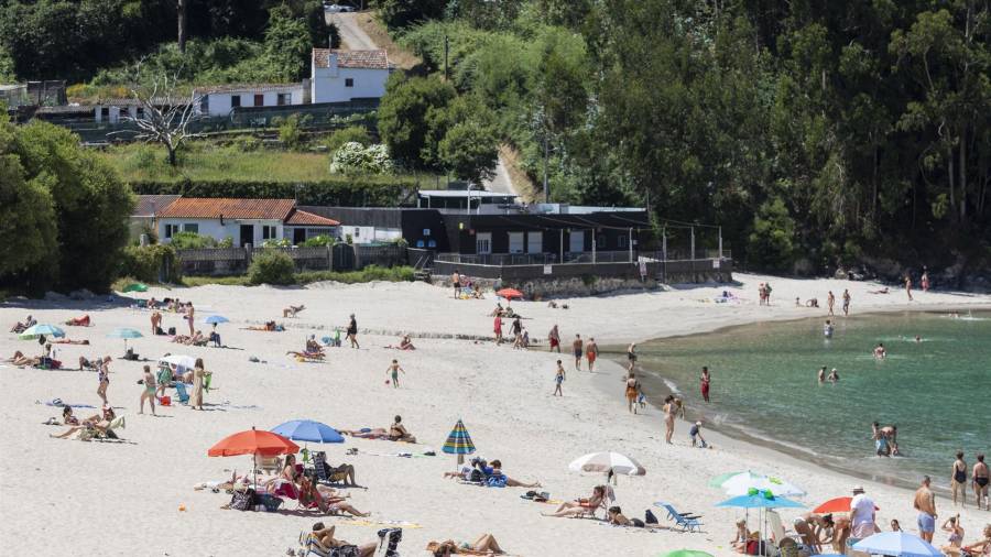 Personas en la playa, en Marín (Pontevedra), ayer sábado. BEA CÍSCAR / EUROPA PRESS