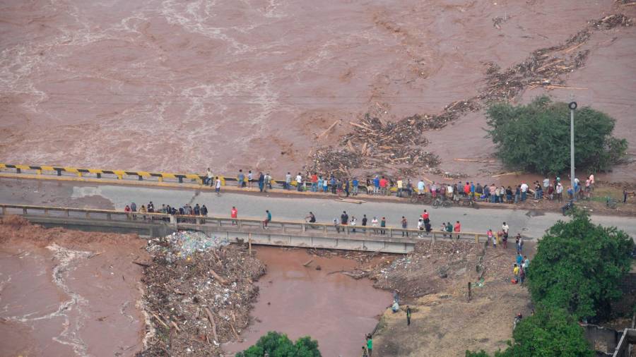 Vista aérea del puente que conecta la ciudad de Villanueva y Pimienta, afectado por el desbordamiento del río Chamelecón. FOTO: EFE/ José Valle