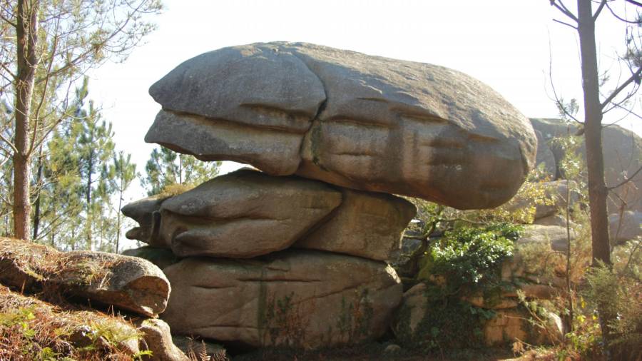 Unha das singulares rochas graníticas da Paisaxe Protexida dos Penedos de Pasarela e Traba. Foto: C. V.