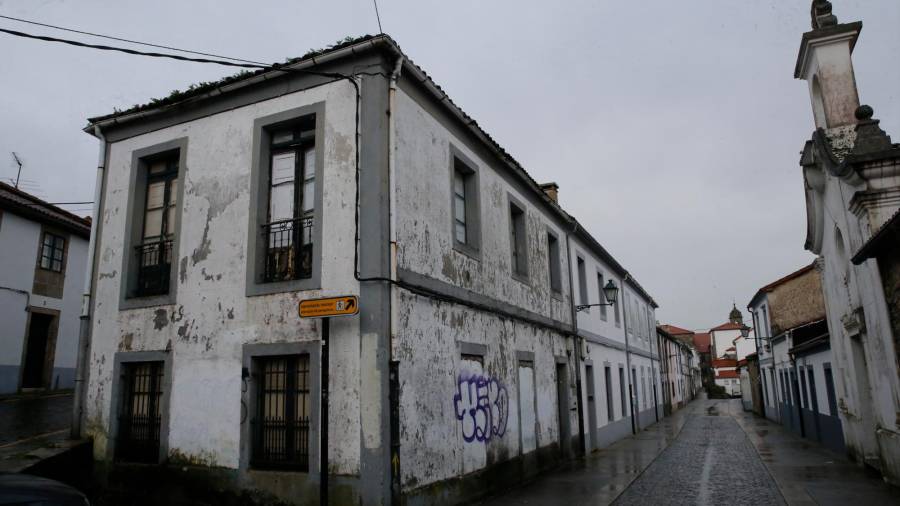 Fachada de la vivienda situada en el número 1 de Belvís, que permanecía okupada desde hace casi un año. Foto: F. Blanco