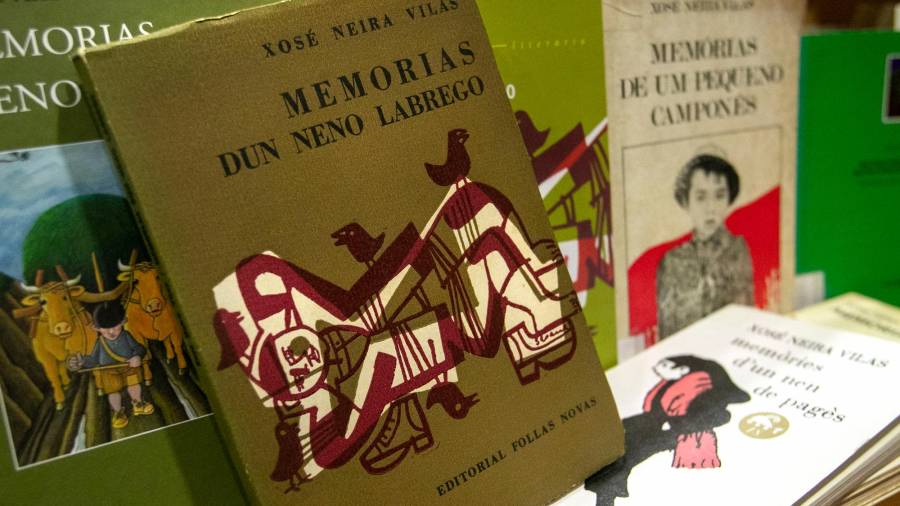 LETRAS. Exemplares de ‘Memorias dun neno labrego’, libro do mestre Neira Vilas. Foto: X.