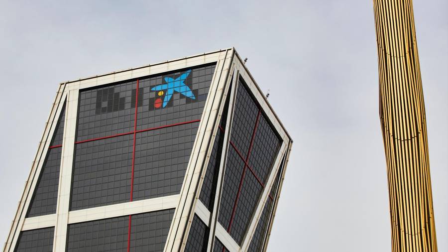absorción. El logo de Caixabank ya luce en las ‘torres Kio’ de Madrid en sustitución del de Bankia tras el acuerdo que da lugar al primer grupo bancario de España. Foto: Efe