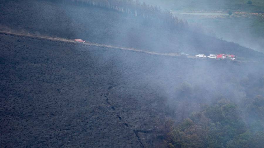 Labores de extinción del incendio forestal que se originó la pasada madrugada en el entorno de la localidad de Ferreirós de Abaixo, en el municipio de Folgoso do Courel, a 12 de junio de 2021, en Lugo, Galicia (España). / 2021 Carlos Castro / Europa Press 12/06/2021