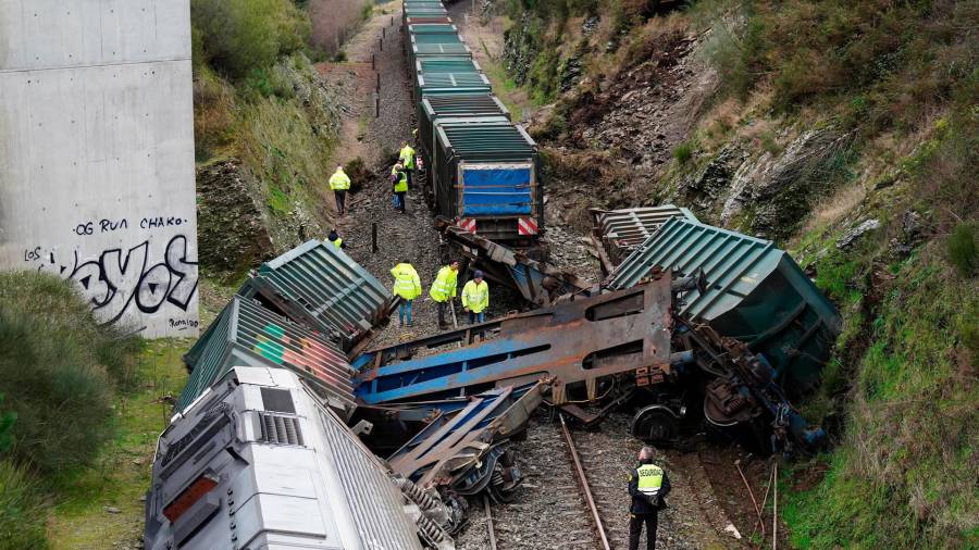 Varios hombres realizan las labores de retirada del tren accidentado. FOTO: Álvaro Ballesteros