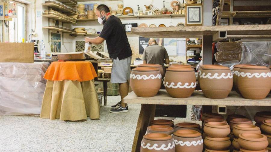 dos OLEIROs trabajando en las piezas de cerámica, ayer. Fotos: P. Amati